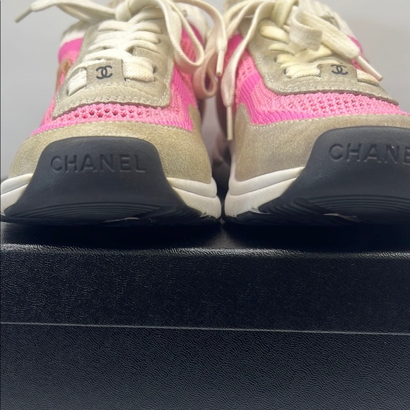 CHANEL 2020 Interlocking CC Logo Sneakers - Picture 10 of 13